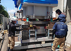 大型機械を搬入する様子