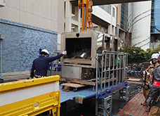 重量のある大型機も数ミリ単位で運搬可能です