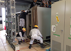 確かな技術の職人が数ミリ単位で据付