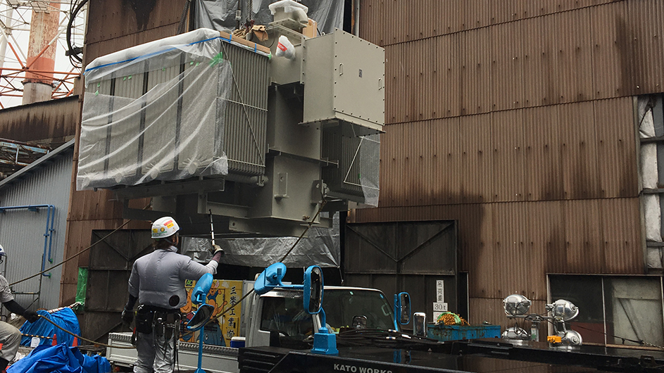 大型機械を搬入する様子