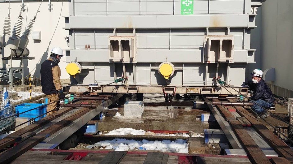 大型機械を搬入する様子