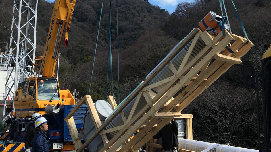 大型機械を搬入する様子